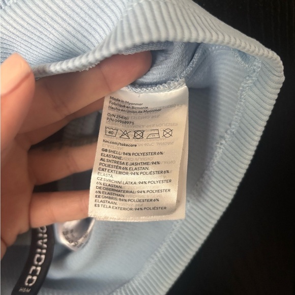‼️Price Drop‼️End of Summer Sale‼️ H&M Light Blue Ribbed Halter Crop Top S - Picture 3 of 5